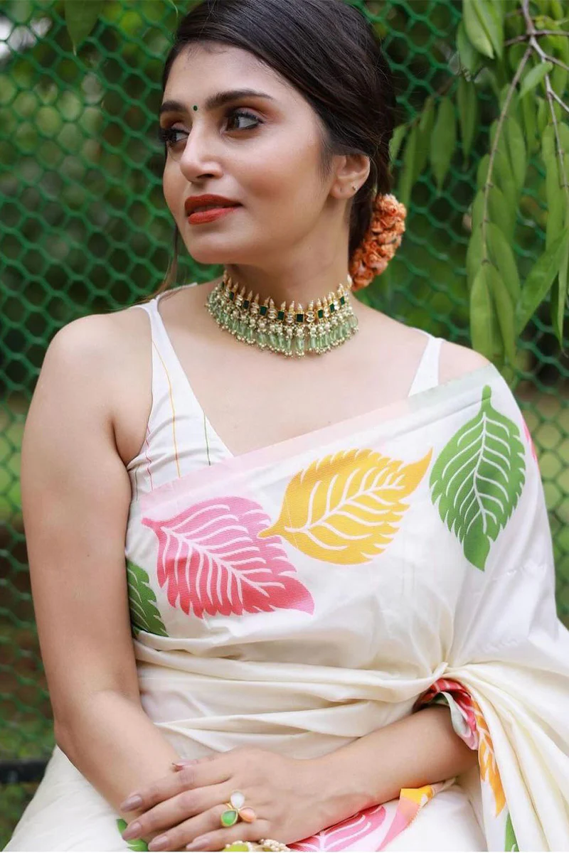 Sensational White Soft Silk Saree With Engrossing Blouse Piece - Image 5
