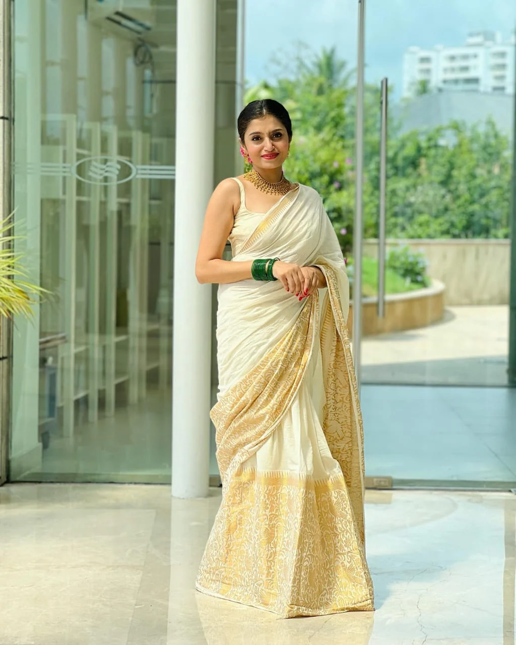 Seraglio White Soft Silk Saree With Serendipity Blouse Piece - Image 3