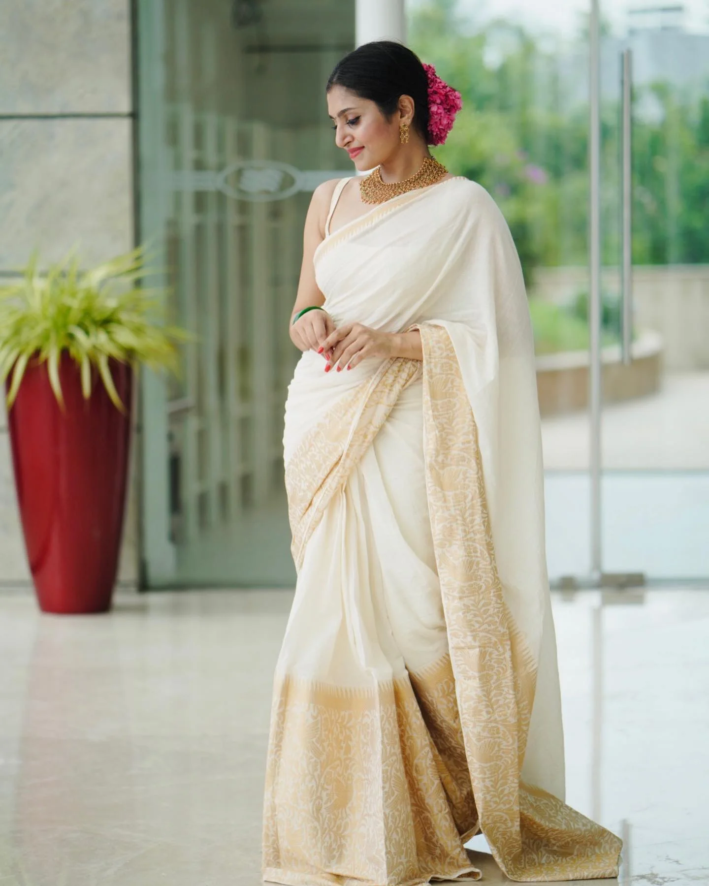 Seraglio White Soft Silk Saree With Serendipity Blouse Piece - Image 4