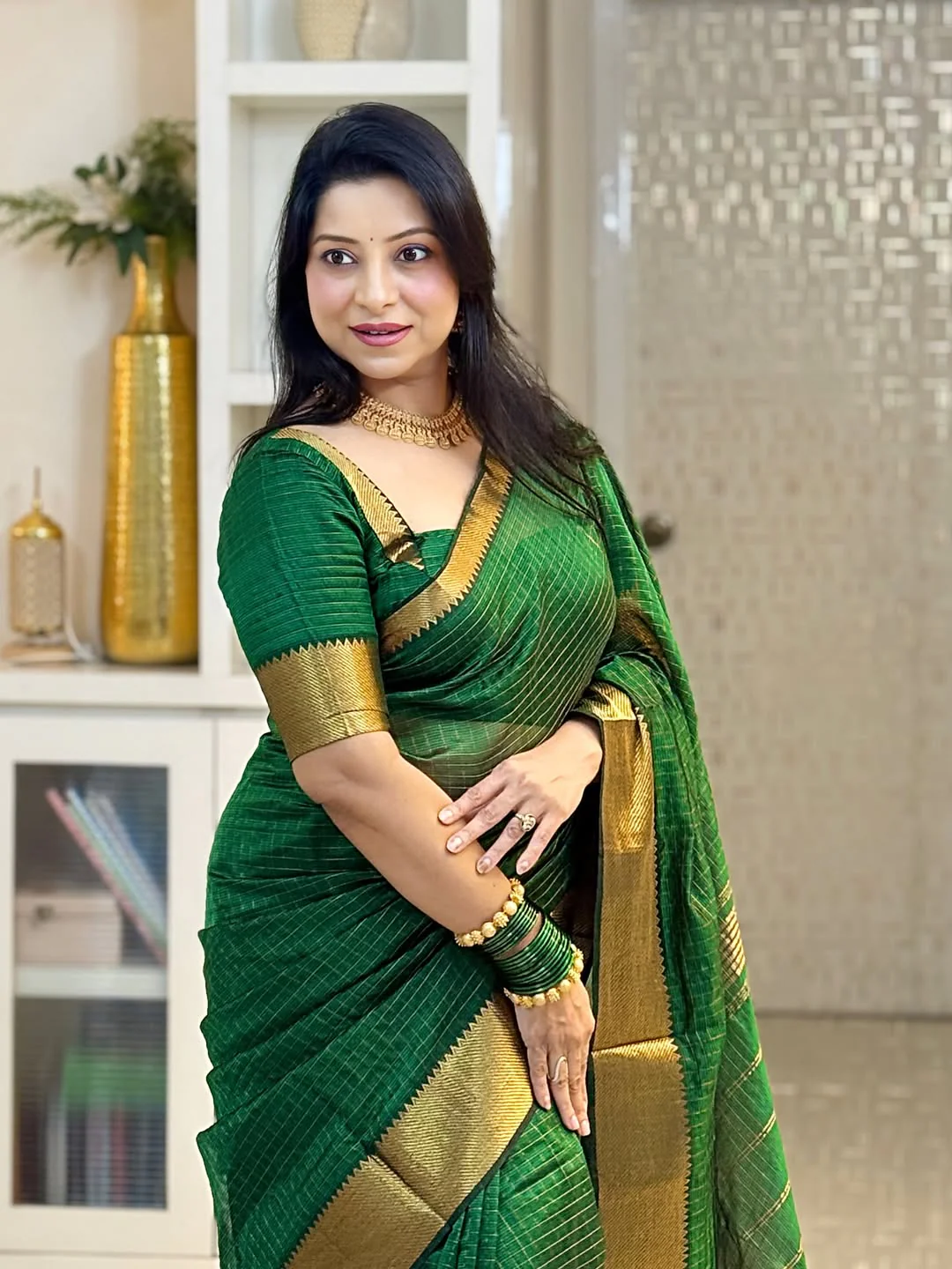 Serendipity Dark Green Soft Silk Saree With Phenomenal Blouse Piece - Image 4