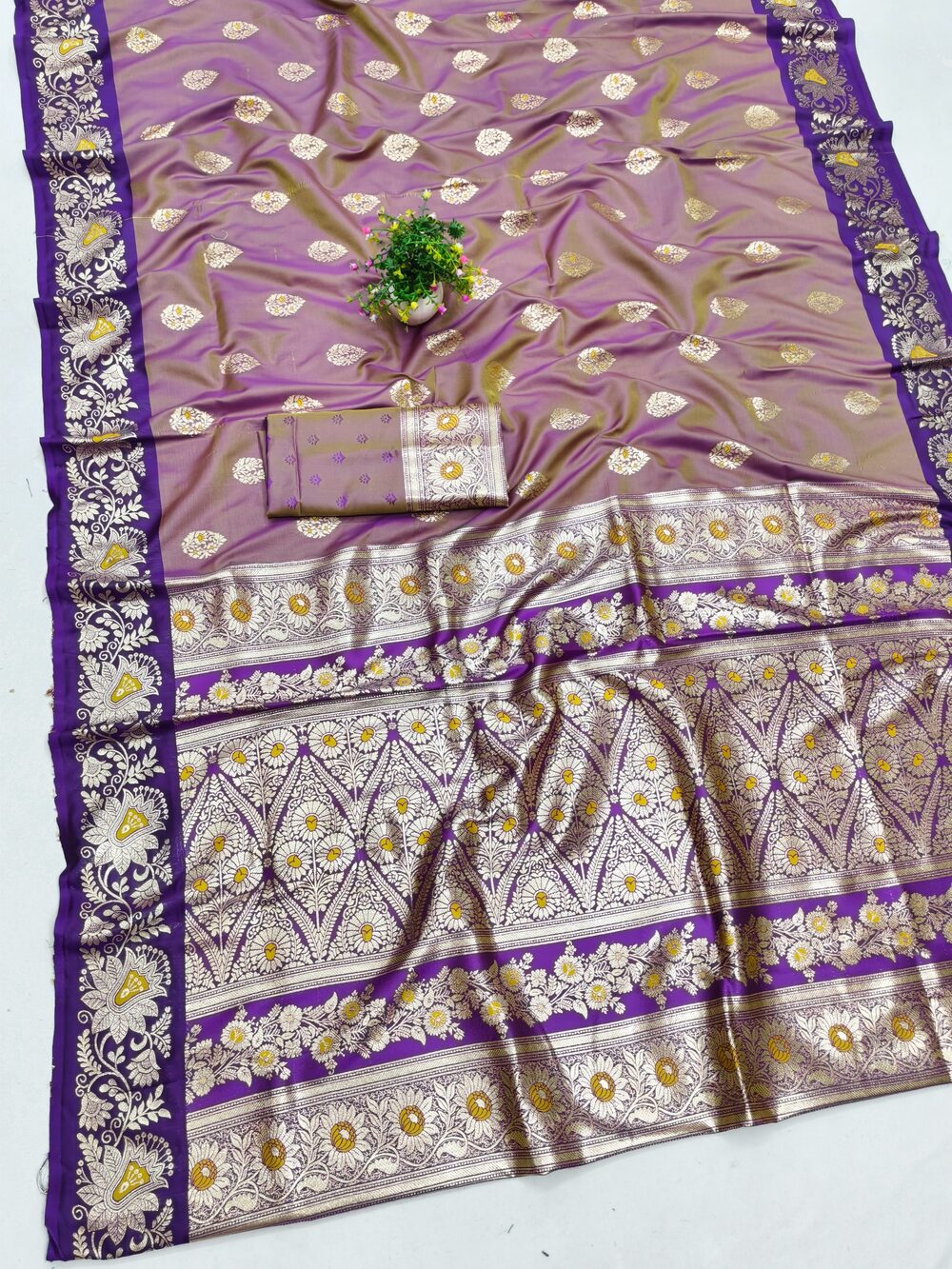 Serendipity Lavender Pure Zari Weaving Banarasi Silk Saree With Opulent Blouse Piece - Image 3