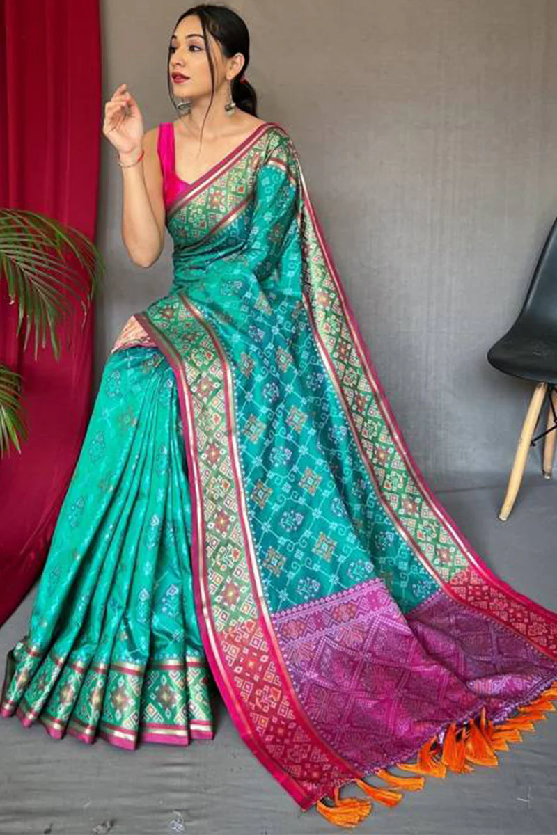 Serendipity Turquoise Patola Silk Saree with Luxuriant Blouse Piece - Image 3