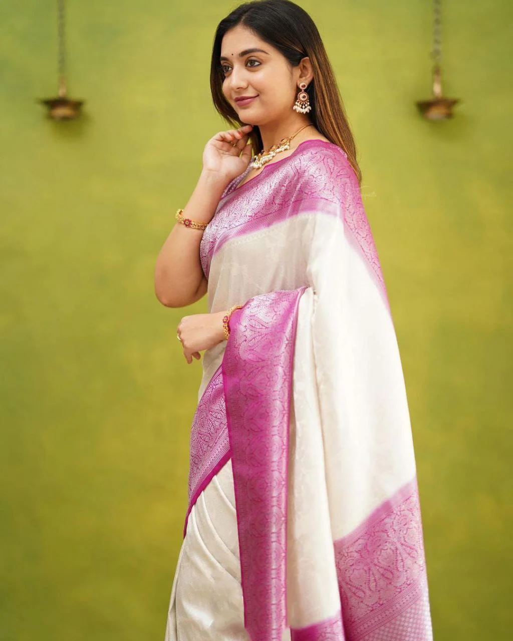 Serendipity White Soft Silk Saree With Engaging Blouse Piece - Image 3