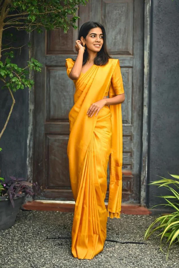 Serendipity Yellow Soft Silk Saree With Susurrous Blouse Piece - Image 3