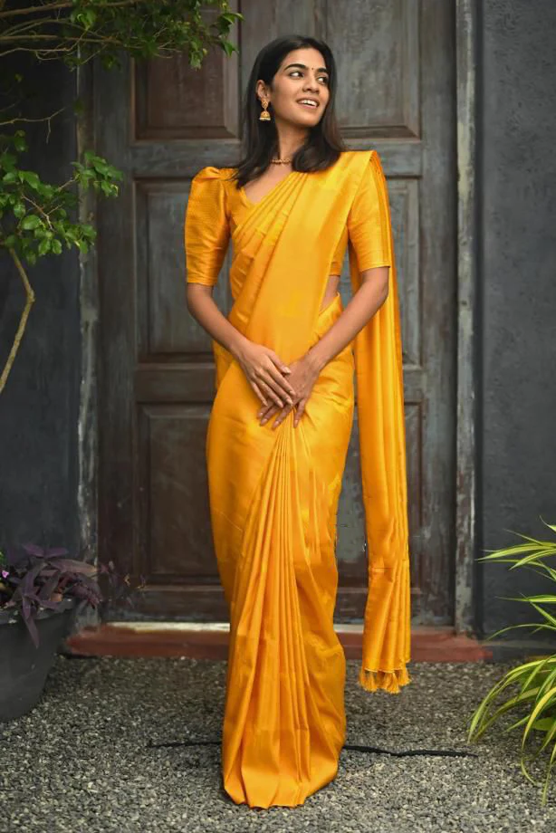 Serendipity Yellow Soft Silk Saree With Susurrous Blouse Piece - Image 4