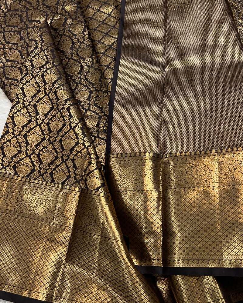 Sizzling Black Soft Banarasi Silk Saree With Alluring Blouse Piece - Image 2