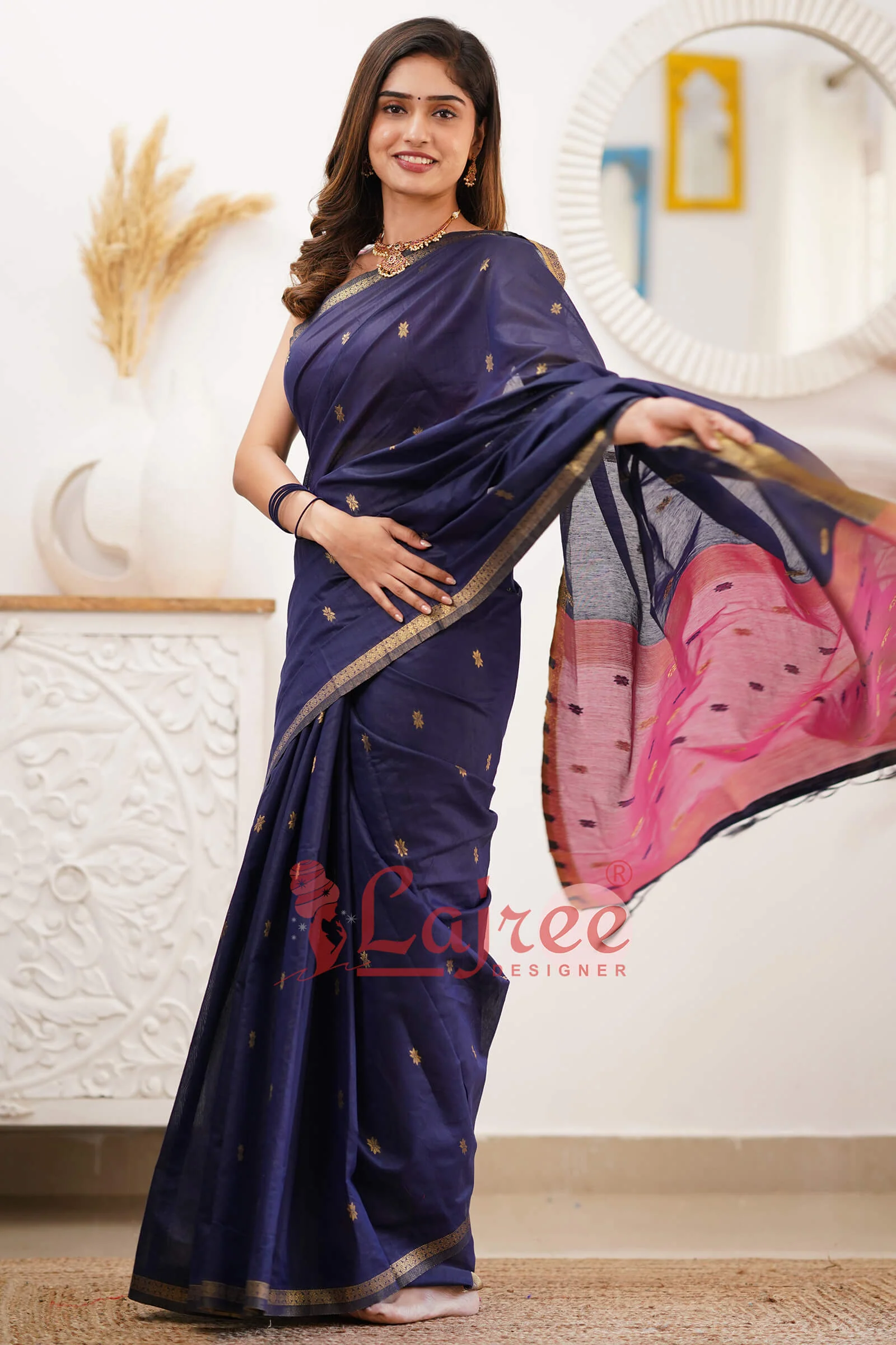 Sizzling Navy Blue Cotton Silk Saree With Mesmerising Blouse Piece - Image 4