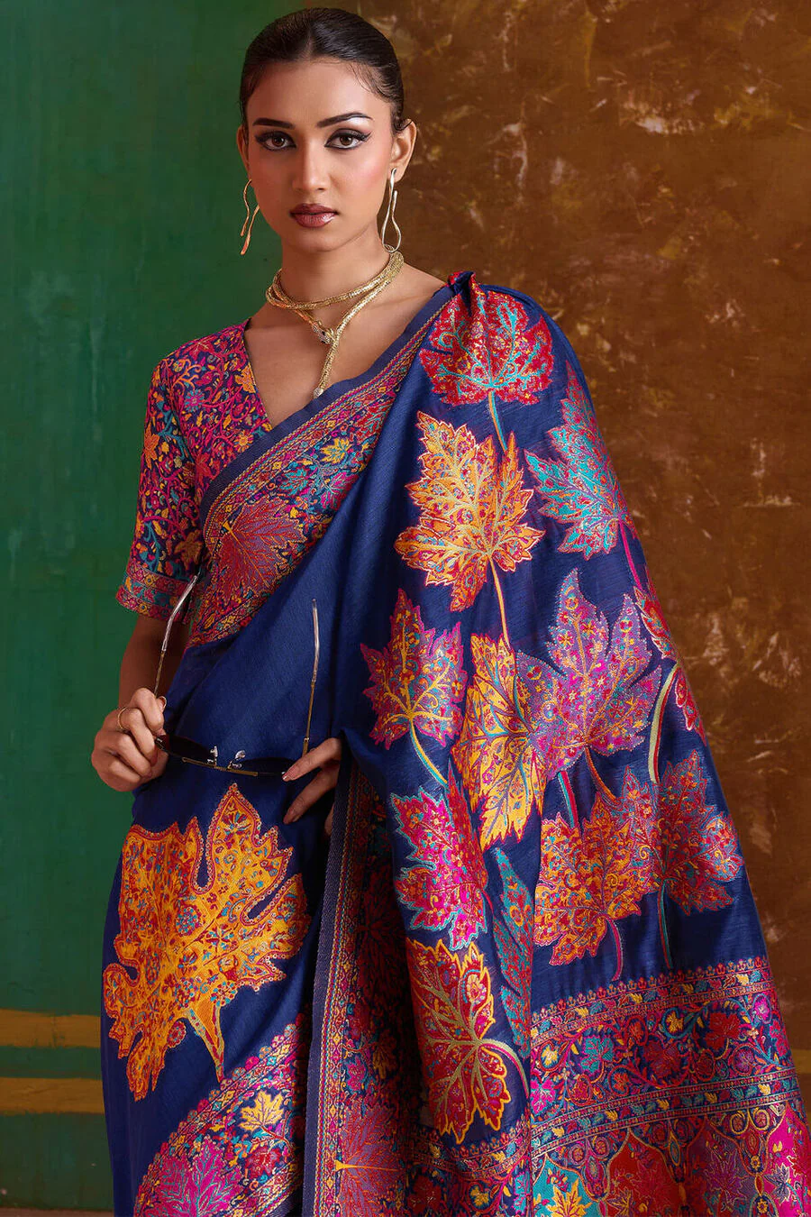 Sizzling Navy Blue Pashmina Saree With Incredible Blouse Piece - Image 4