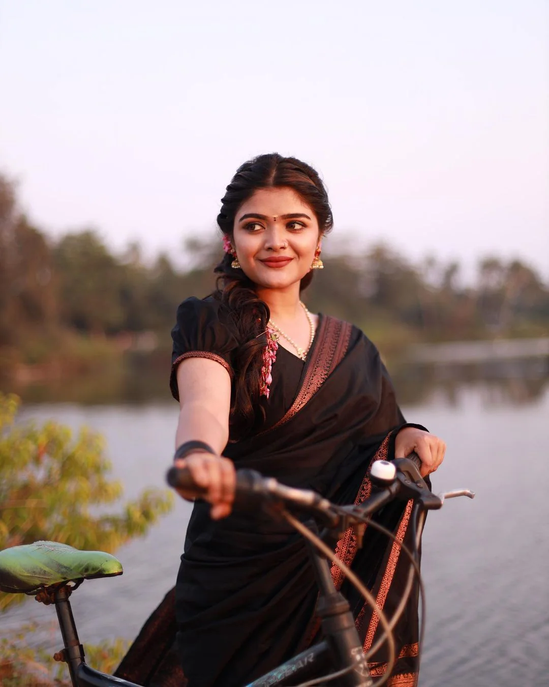 Skinny Black Soft Banarasi Silk Saree With Beauteous Blouse Piece - Image 4