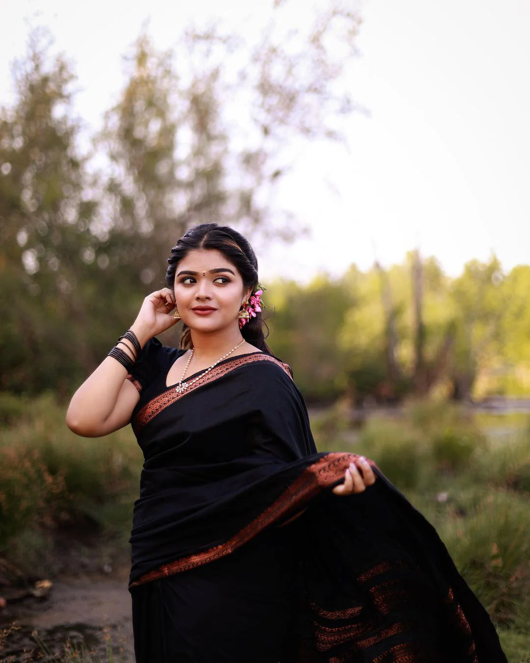 Skinny Black Soft Banarasi Silk Saree With Beauteous Blouse Piece - Image 6