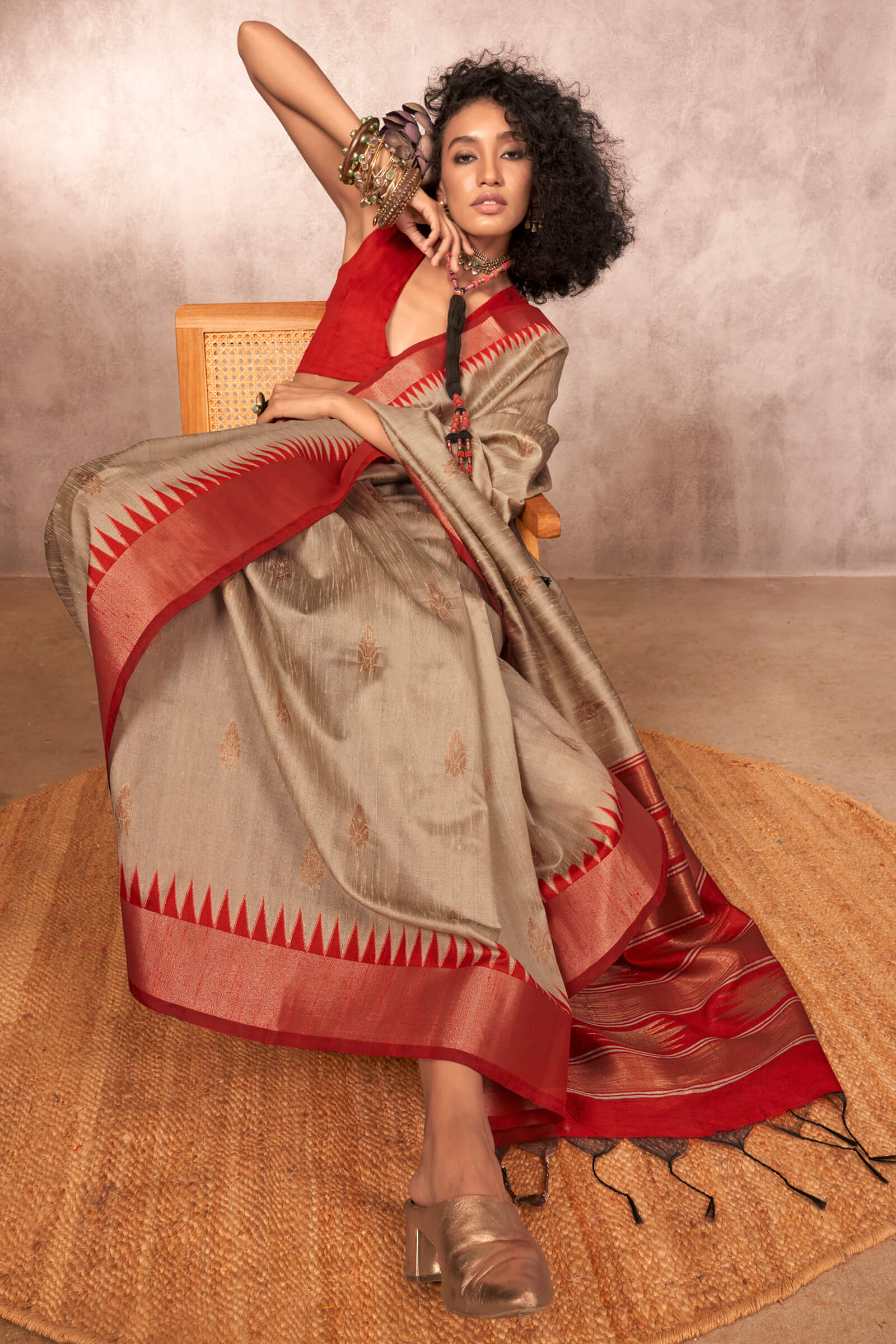 Smart Beige Soft Banarasi Silk Saree With Vibrant  Blouse Piece - Image 2