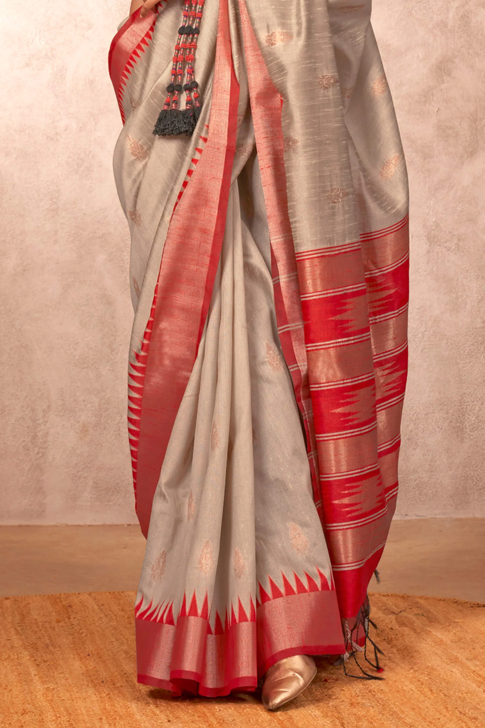 Smart Beige Soft Banarasi Silk Saree With Vibrant  Blouse Piece - Image 3