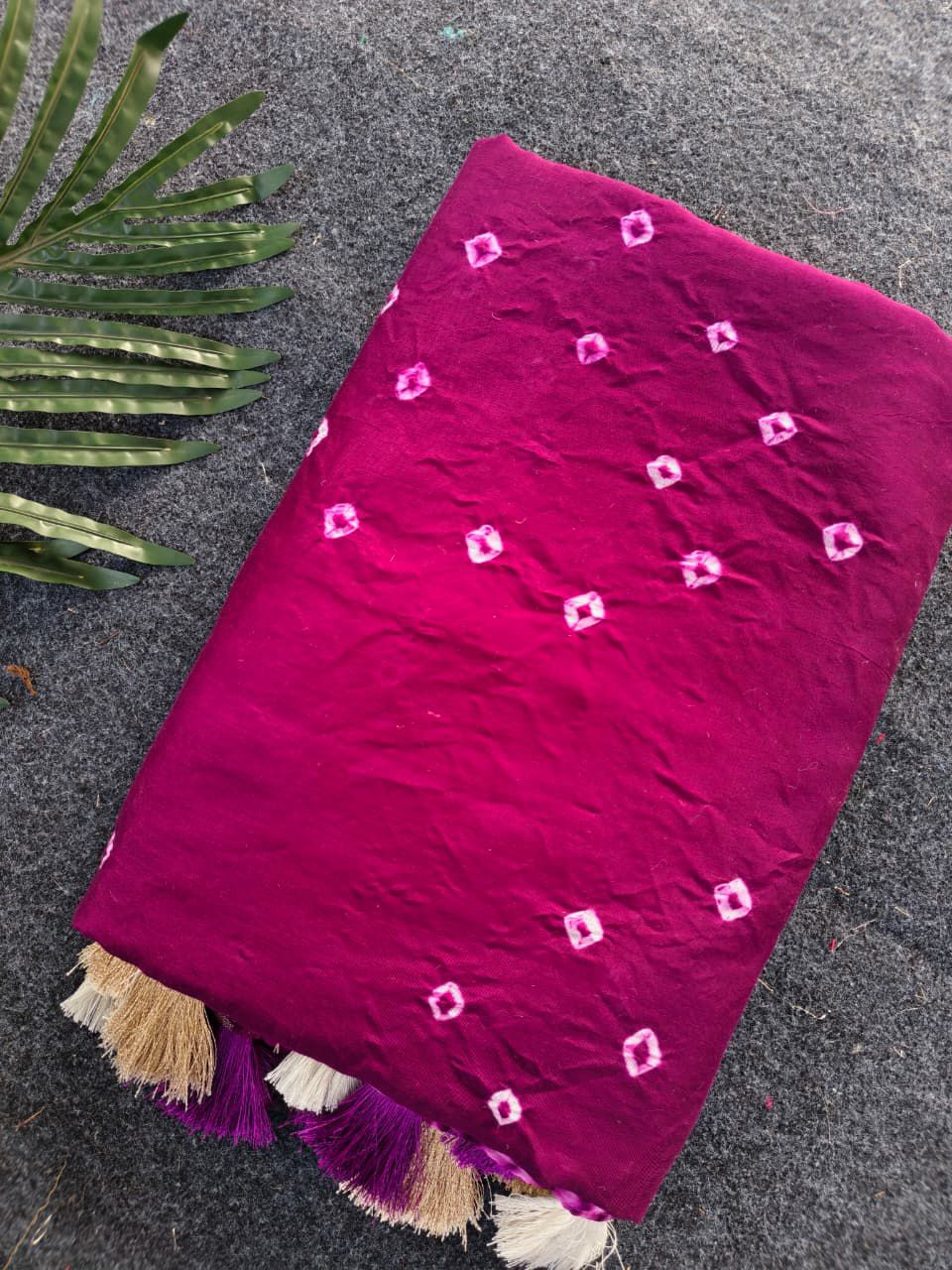 Smashing Magenta Cotton Silk Bandhani Printed Saree With Staggering Blouse Piece - Image 2