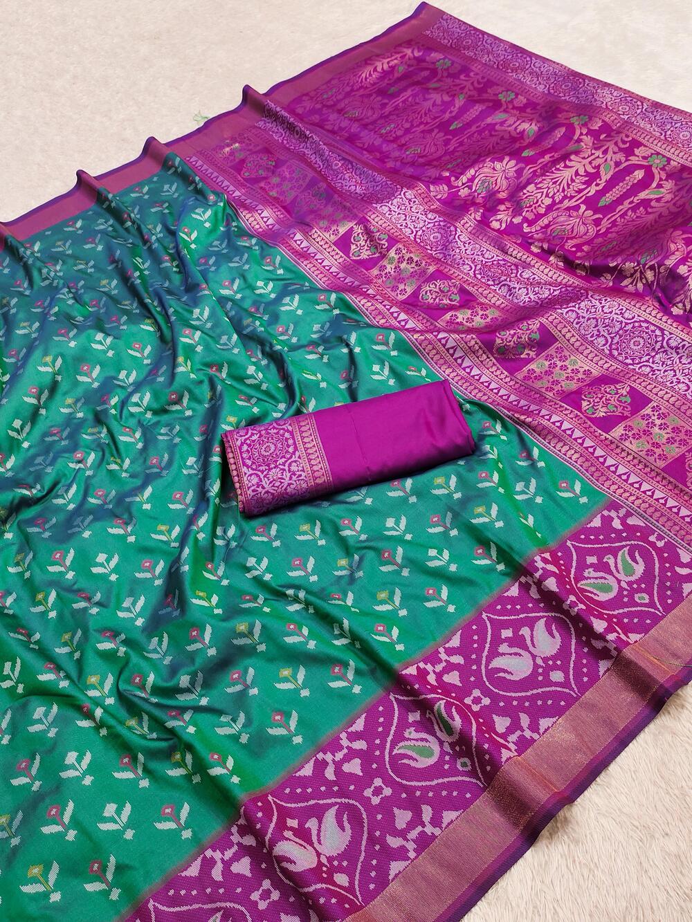 Smashing Rama Pure Zari Weaving Banarasi Silk Saree With Rhapsody Blouse Piece