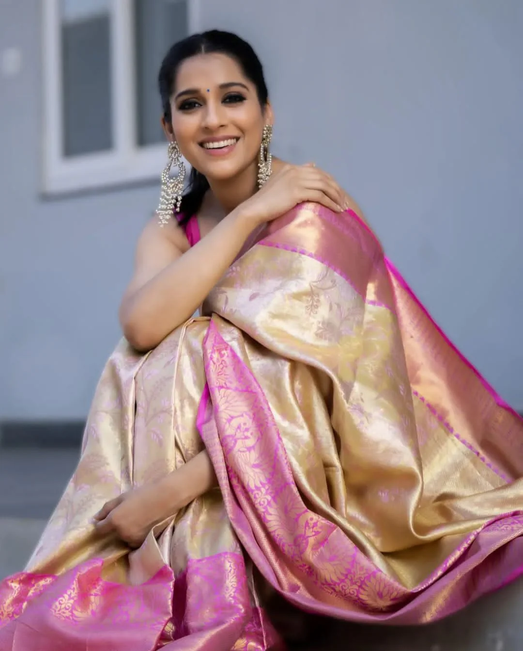 Snappy Beige Soft Silk Saree With Staggering Blouse Piece - Image 5