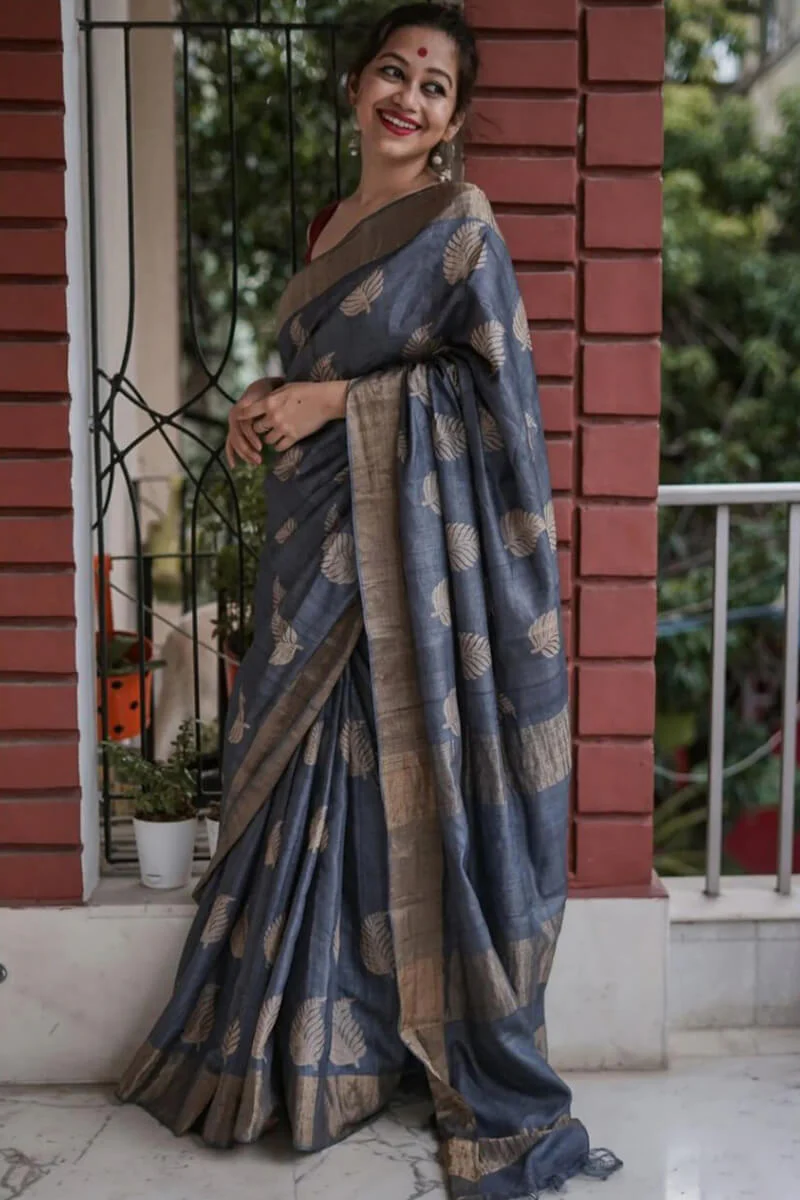 Snappy Grey Linen Silk Saree With Pulsating Blouse Piece - Image 6