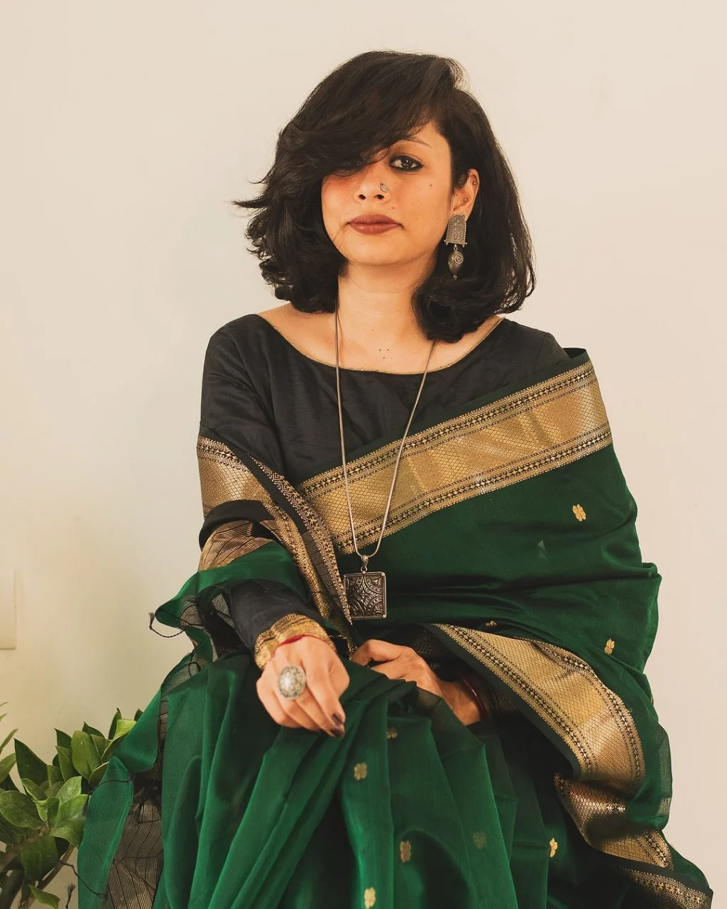 Snazzy Dark Green Linen Silk Saree With Glittering Blouse Piece - Image 3