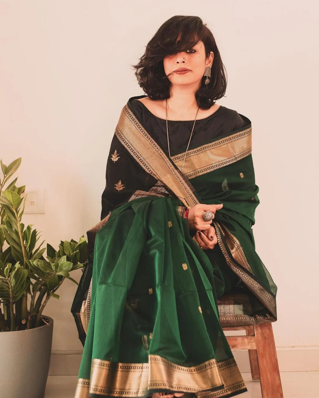 Snazzy Dark Green Linen Silk Saree With Glittering Blouse Piece - Image 4