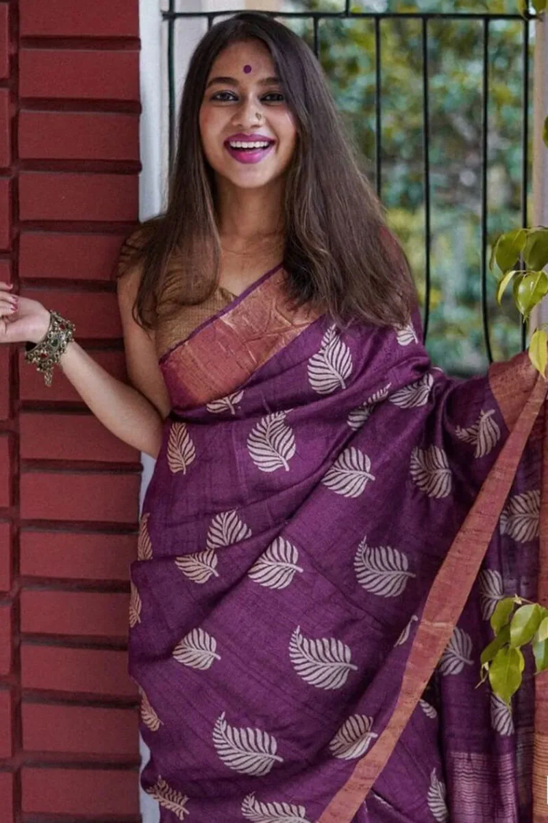 Snazzy Purple Linen Silk Saree With Imaginative Blouse Piece - Image 2
