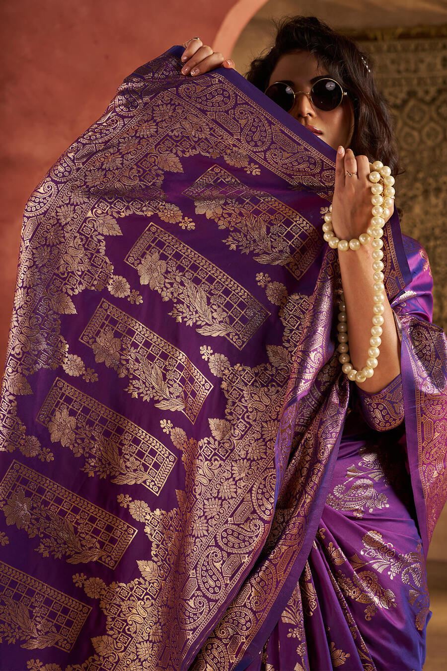 Snazzy Purple Pure Zari Weaving Banarasi Silk Saree With Eloquence Blouse Piece - Image 3