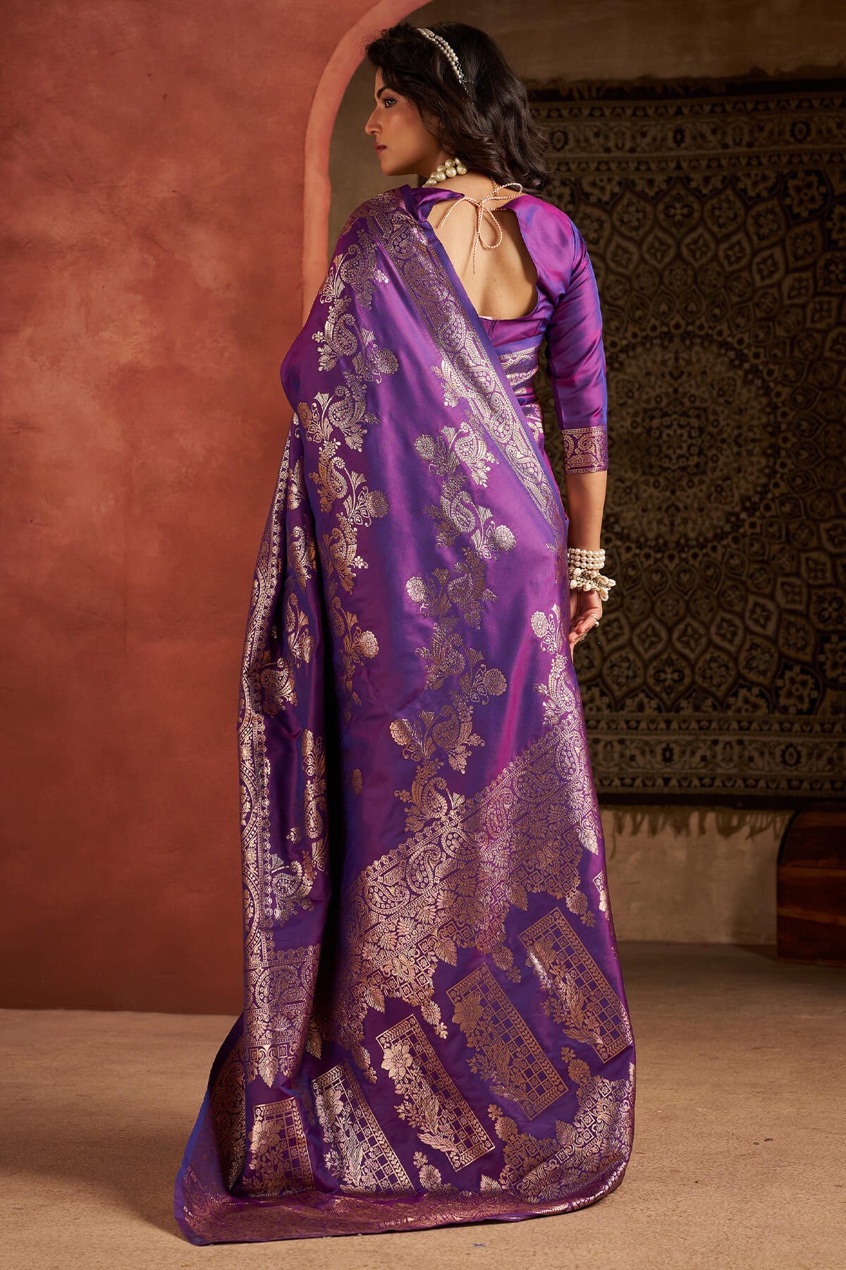 Snazzy Purple Pure Zari Weaving Banarasi Silk Saree With Eloquence Blouse Piece - Image 5