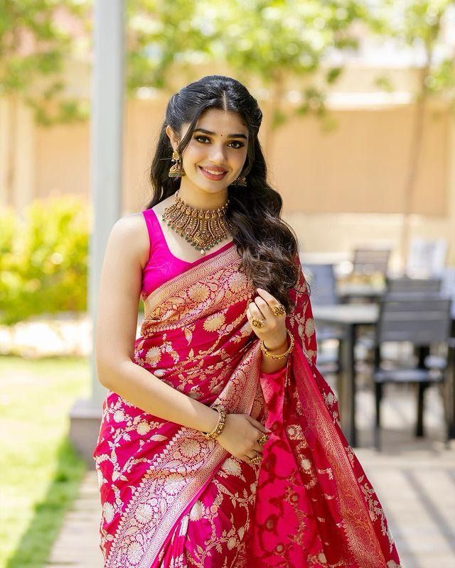Sophisticated Dark Pink Soft Silk Saree With Gratifying Blouse Piece - Image 5