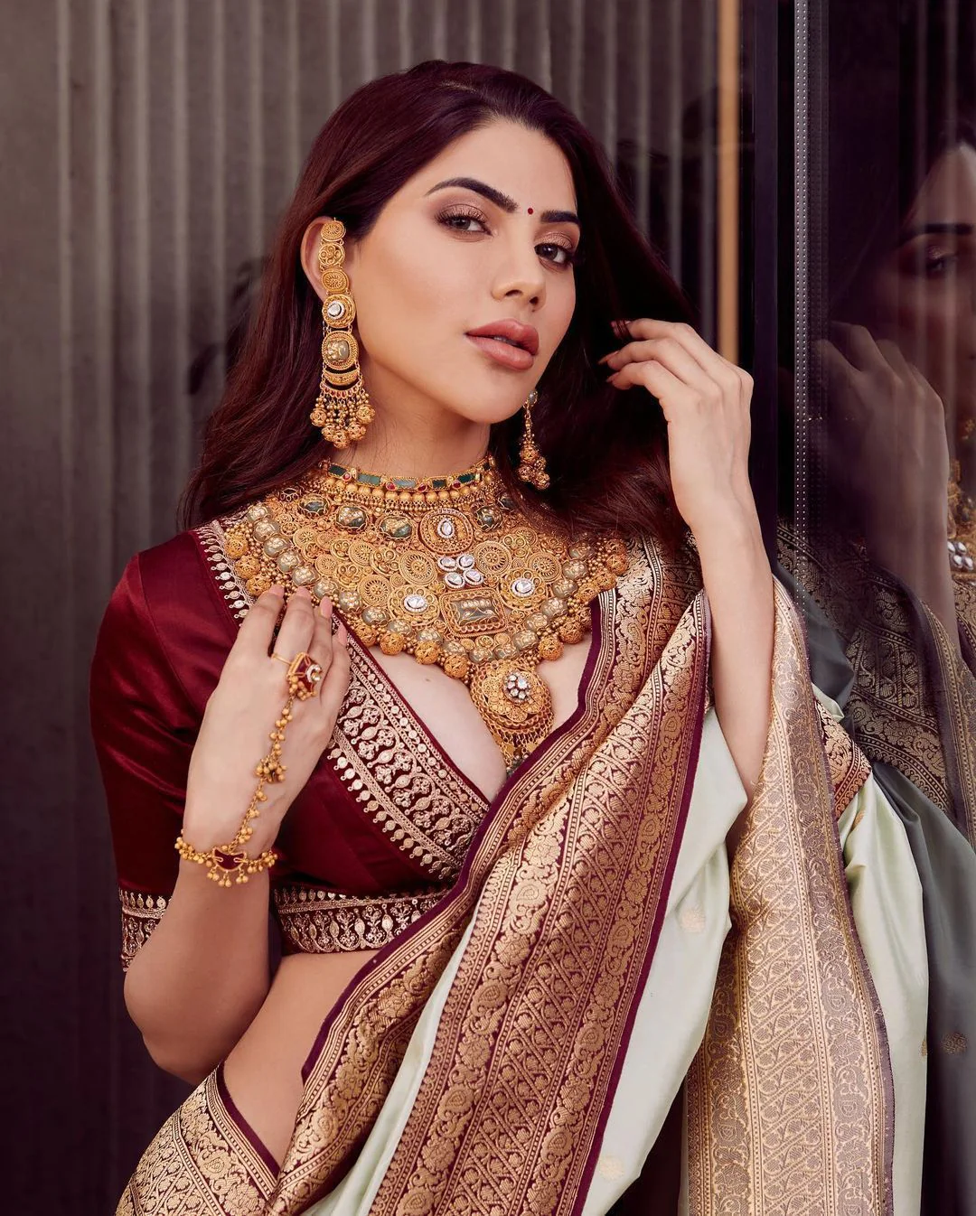 Sophisticated Grey Soft Silk Saree With Skinny Blouse Piece - Image 4