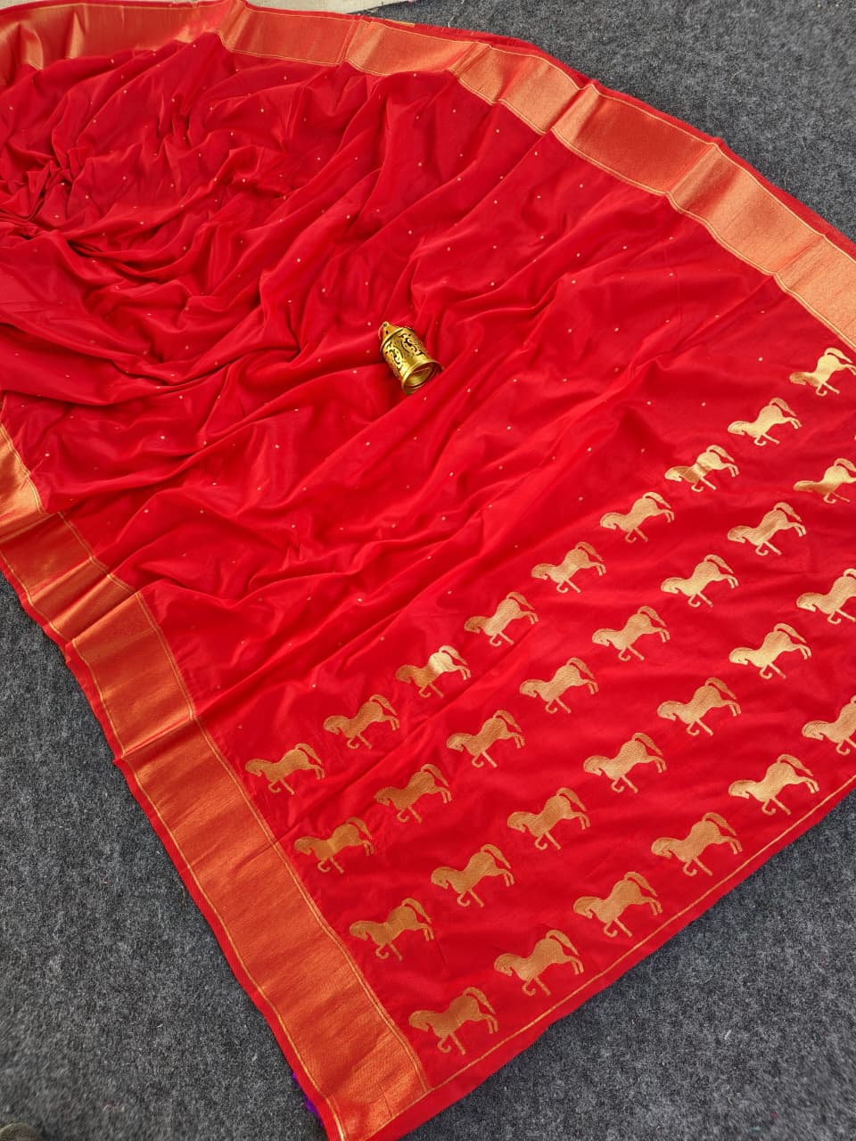 Splendiferous Red Pure Zari Weaving Banarasi Silk Saree With Prettiest Blouse Piece - Image 2