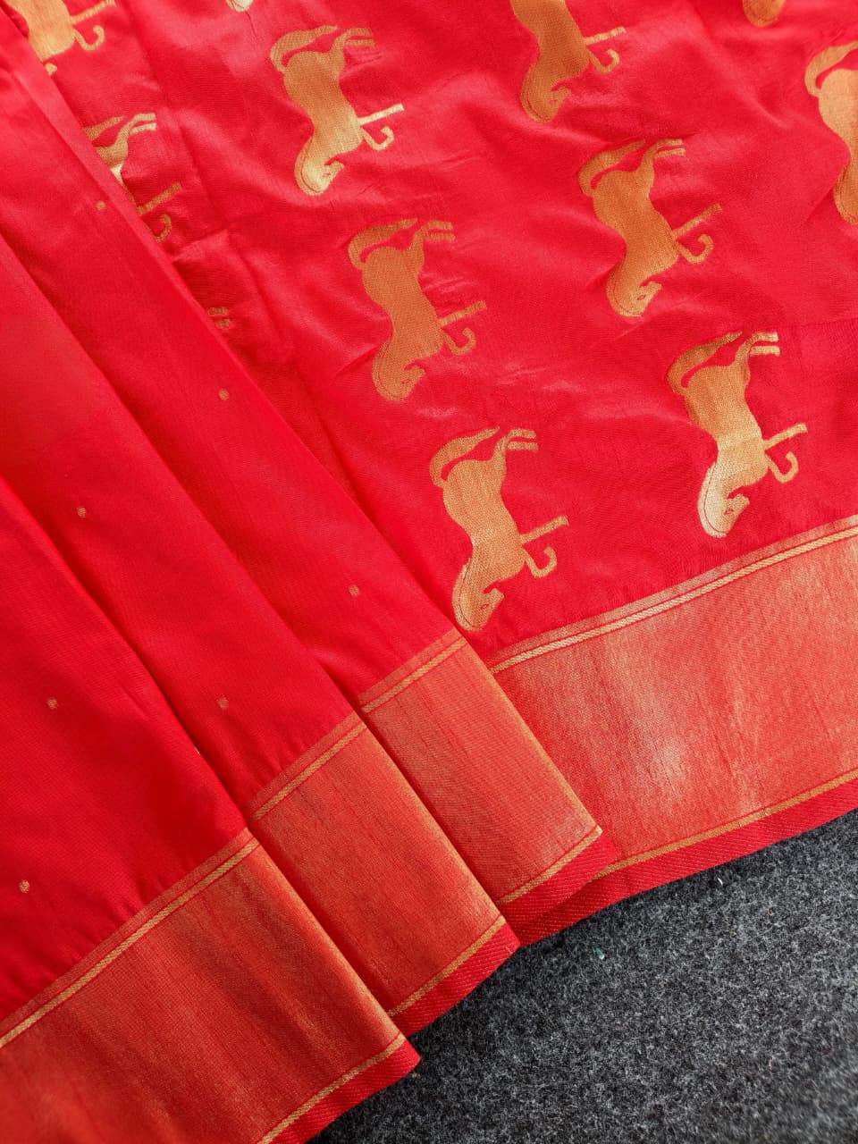 Splendiferous Red Pure Zari Weaving Banarasi Silk Saree With Prettiest Blouse Piece - Image 3