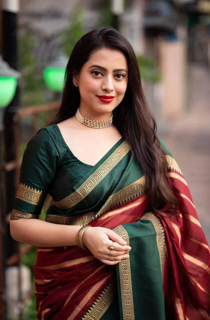 Splendorous Maroon Soft Silk Saree With Enamoring Blouse Piece - Image 3