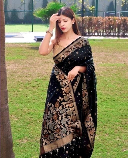 Staggering Black Soft Banarasi Silk Saree With Lagniappe Blouse Piece - Image 3