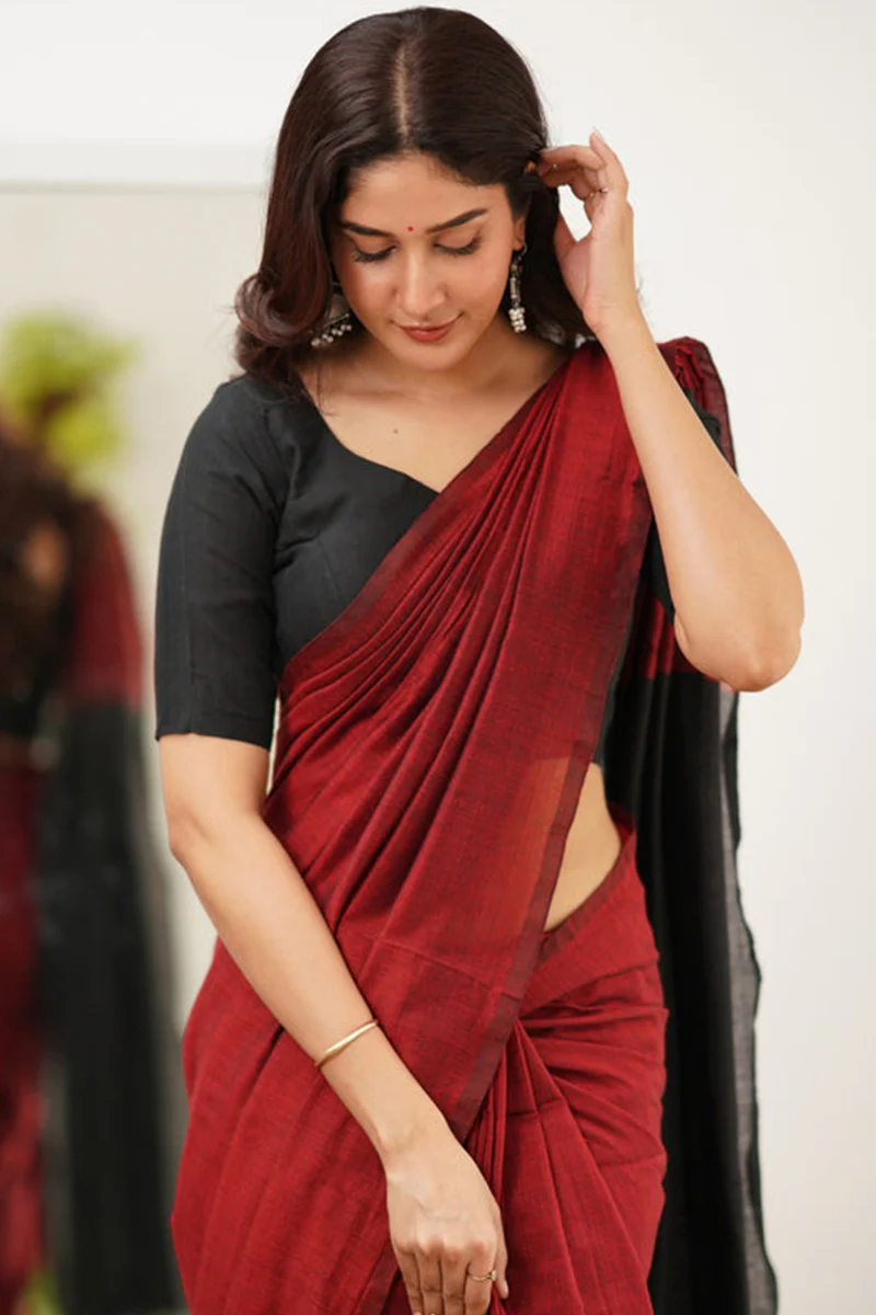 Staggering Red Cotton Silk Saree With Brood Blouse Piece - Image 2