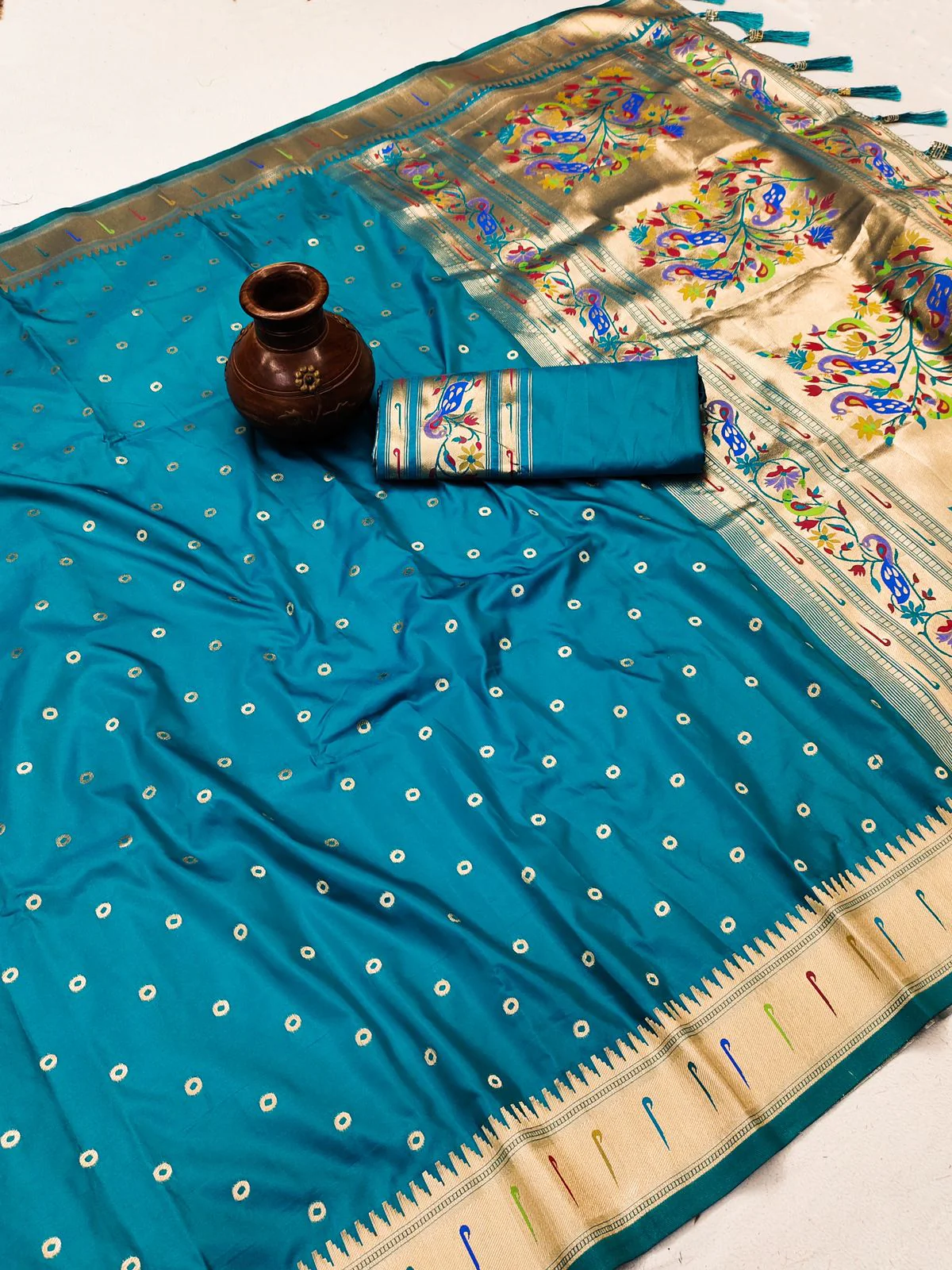 Staring Firozi Paithani Silk Saree With Ethnic Blouse Piece - Image 4