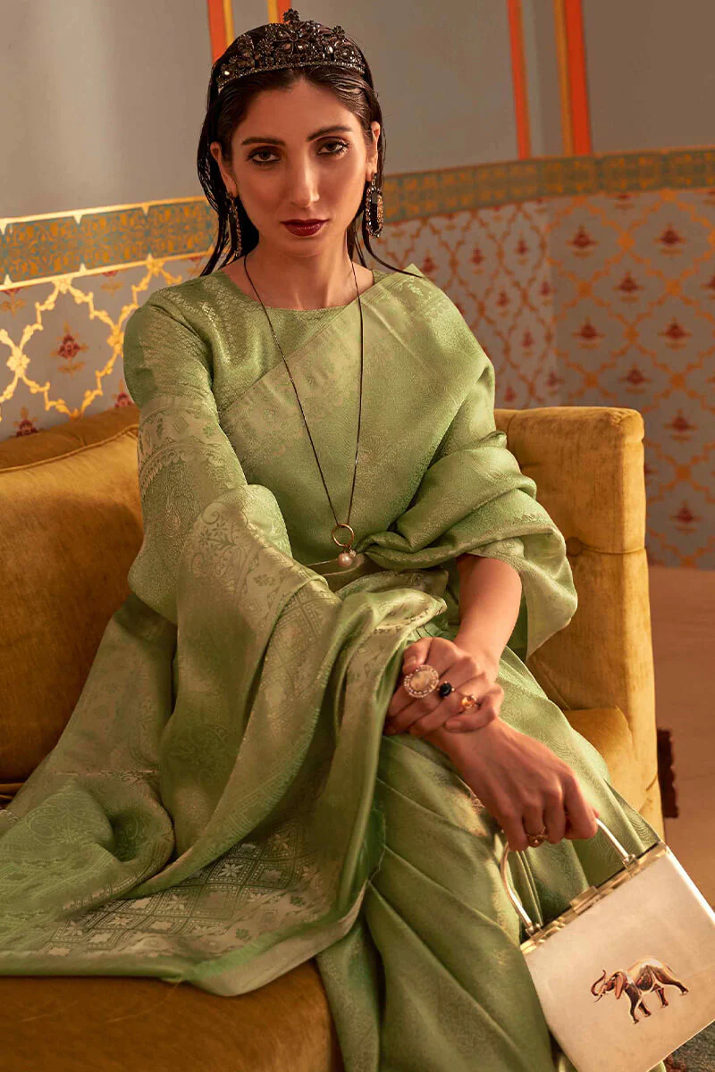 Staring Green Kanjivaram Silk Saree With Dazzling Blouse Piece - Image 2