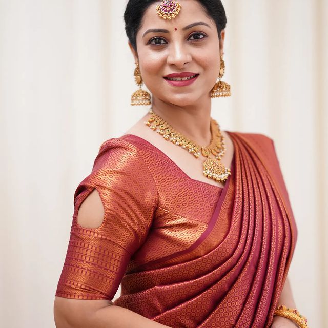 Staring Maroon Soft Silk Saree With Blissful Blouse Piece - Image 3