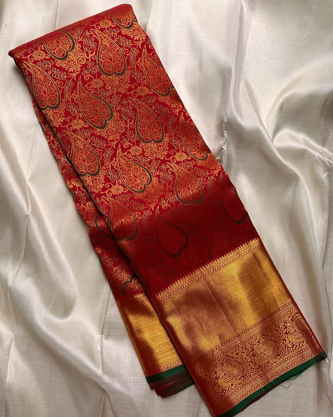 Staring Red Soft Silk Saree With Glorious Blouse Piece - Image 2