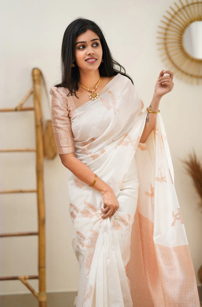 Staring White Soft Silk Saree With Breathtaking Blouse Piece - Image 3