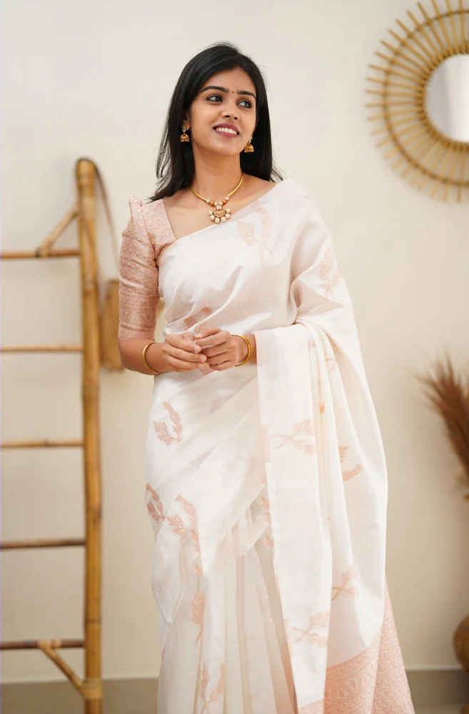 Staring White Soft Silk Saree With Breathtaking Blouse Piece - Image 4