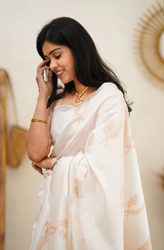 Staring White Soft Silk Saree With Breathtaking Blouse Piece - Image 6