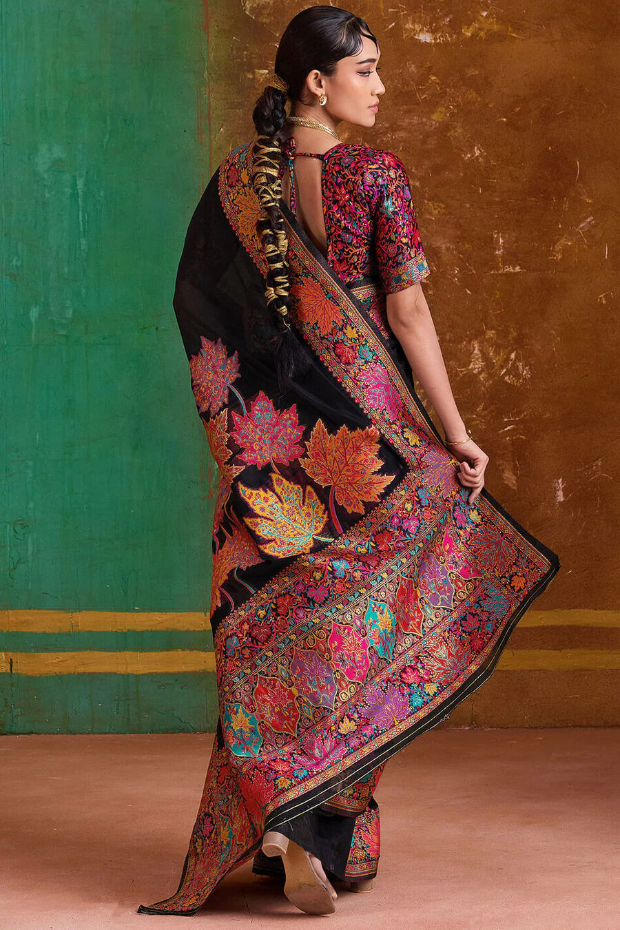Stunner Black Pashmina Saree With Confounding Blouse Piece - Image 6
