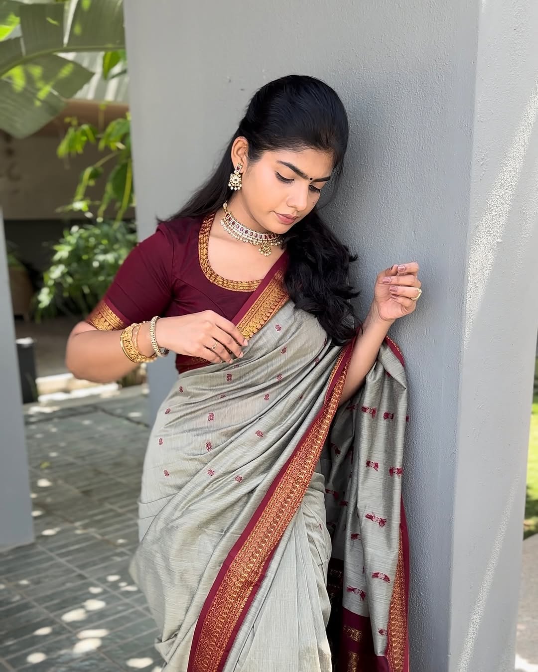 Stunner Grey Soft Silk Saree With Divine Blouse Piece - Image 4