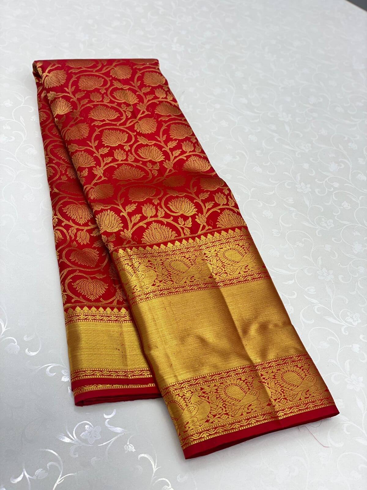 Stunner Red Kanjivaram Silk Saree with Beleaguer Blouse Piece - Image 4