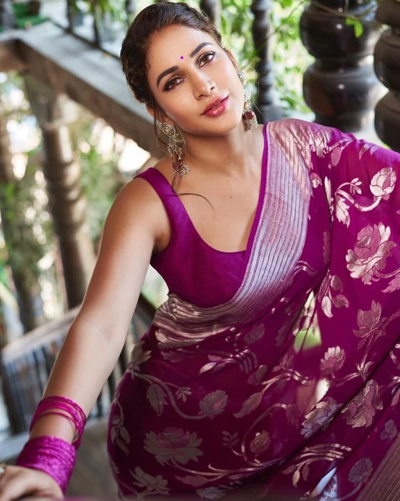 Stunning Purple Banarasi Silk Saree With Lovely Blouse Piece - Image 5