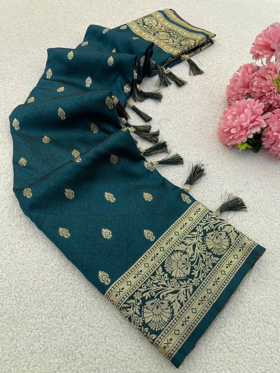 Stunning Rama Pure Zari Weaving Banarasi Silk Saree With Quixotic Blouse Piece - Image 2