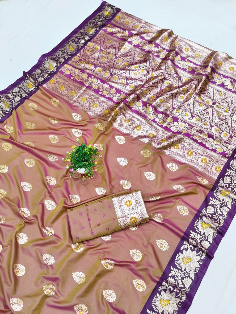Stylish Brown Pure Zari Weaving Banarasi Silk Saree With Extraordinary Blouse Piece - Image 2