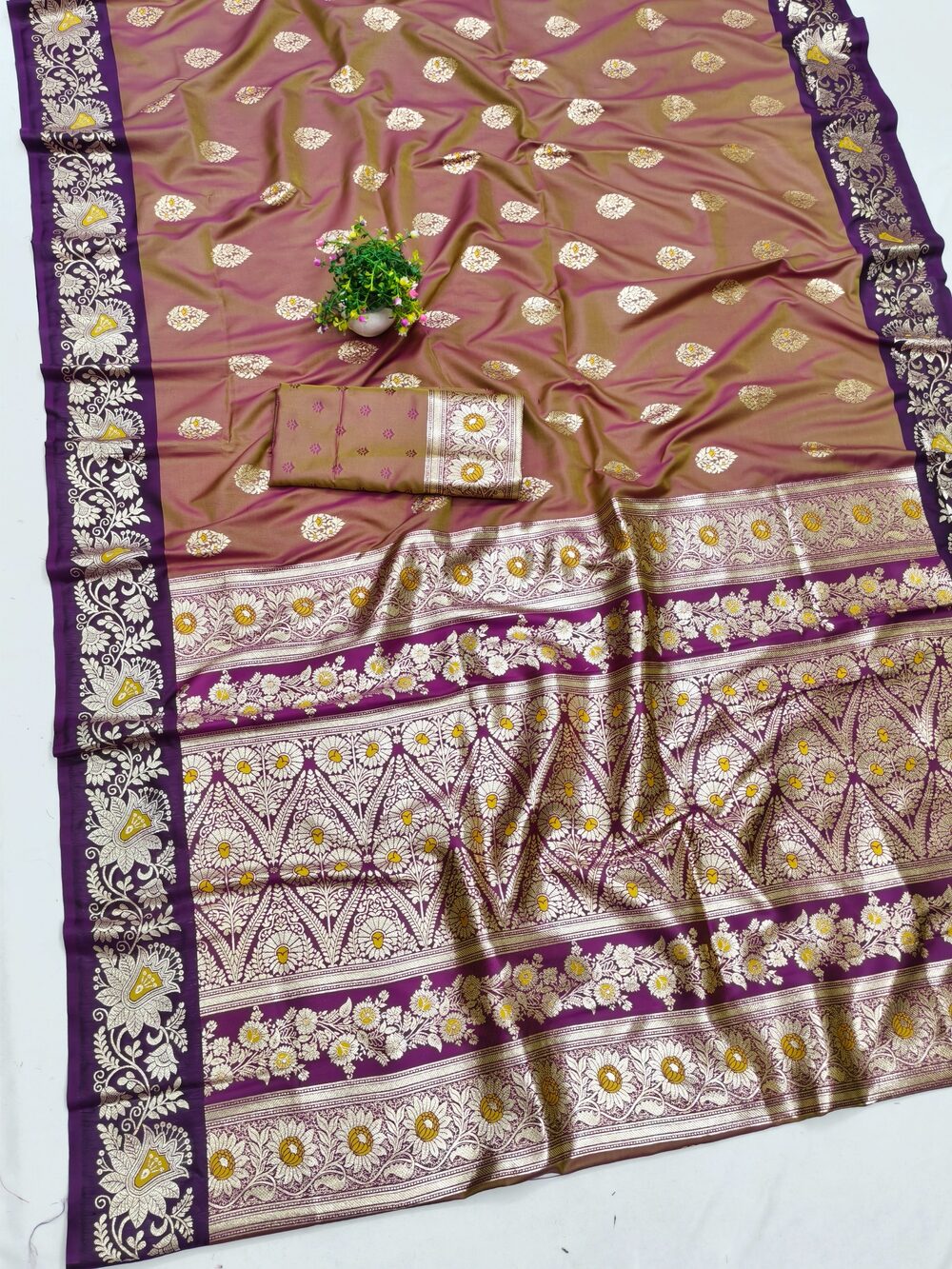 Stylish Brown Pure Zari Weaving Banarasi Silk Saree With Extraordinary Blouse Piece - Image 3