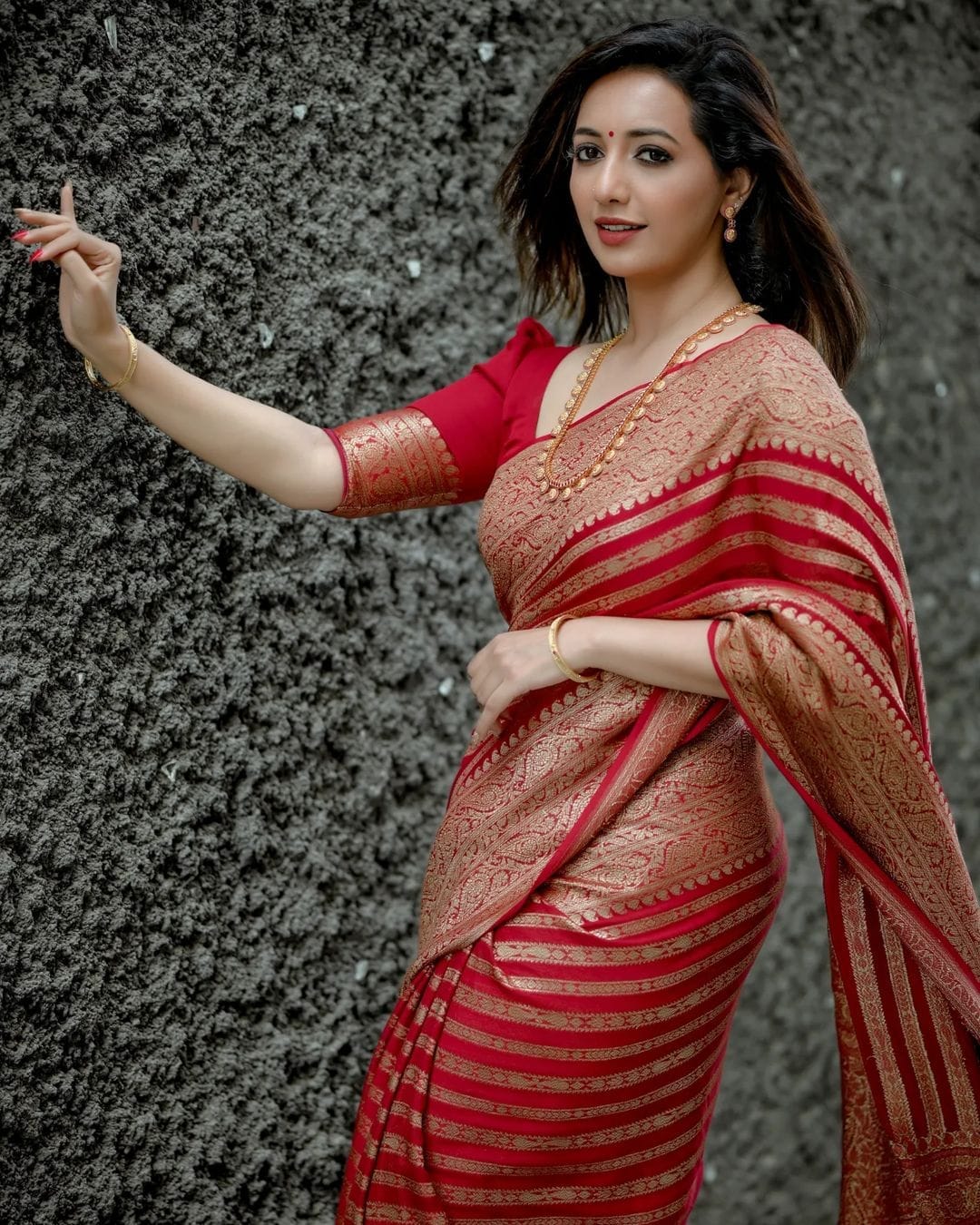 Stylish Red Soft Silk Saree With Blooming Blouse Piece - Image 3
