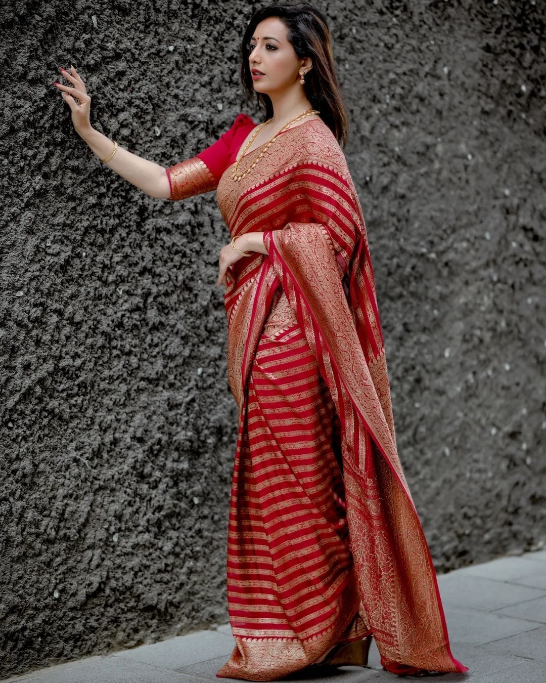 Stylish Red Soft Silk Saree With Blooming Blouse Piece - Image 5