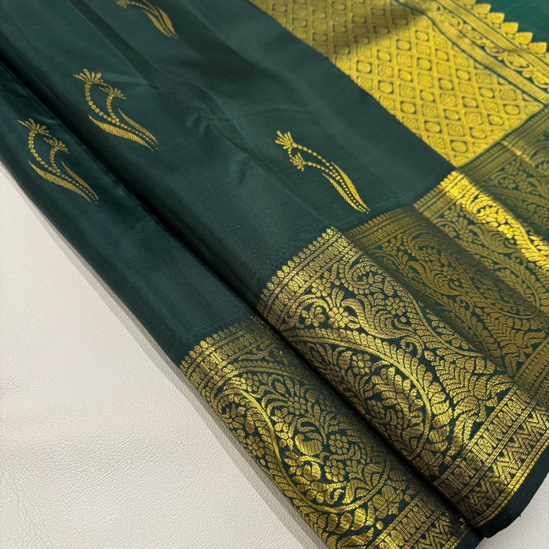 Sumptuous Dark Green Pure Zari Weaving Banarasi Silk Saree With Smashing Blouse Piece - Image 4