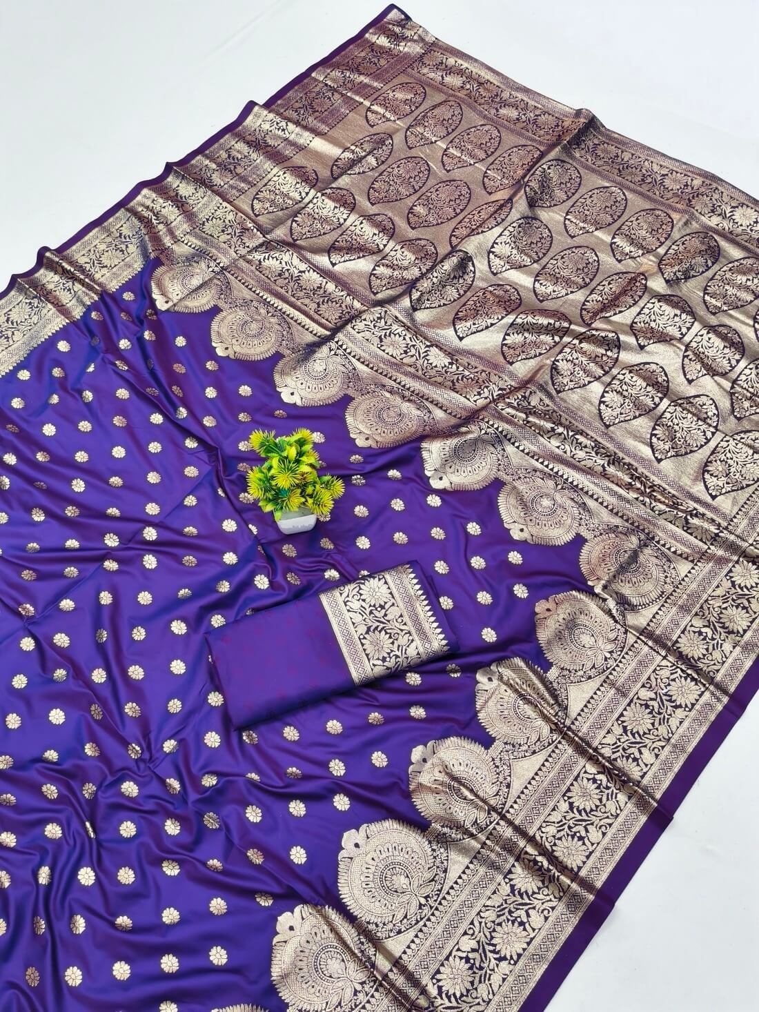 Sumptuous Purple Pure Zari Weaving Banarasi Silk Saree With Staggering Blouse Piece - Image 3